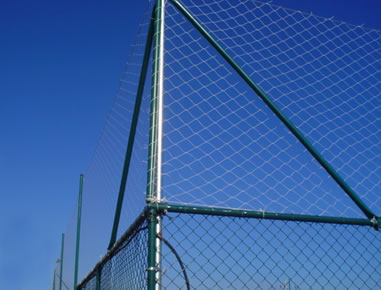 Redes de proteção para quadras esportivas de todas as dimensões.